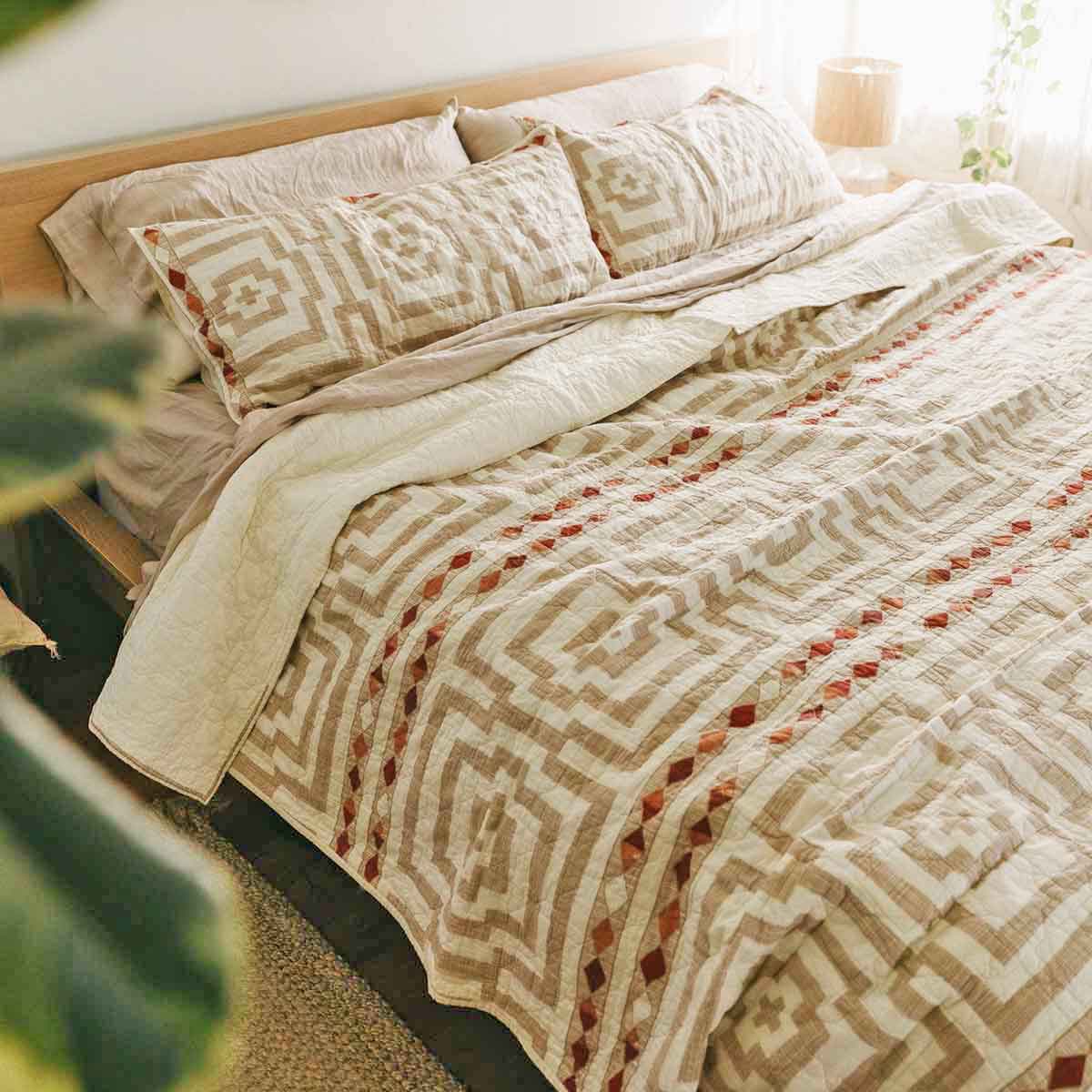 Cream Hypnotic Quilt Set by Jungalow®